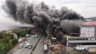 Dev alışveriş merkezinde büyük yangın! Dumanlar her yeri kapladı...