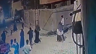 Sokak ortasında oyun oynayan el kadar çocuğa akılalmaz şiddet! Sopayla saldırdı!