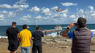 Dev kuru yük gemisi karaya oturdu; mürettebat mahsur kaldı