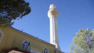 Caminin minaresi yıkıldı, evlerin çatıları uçtu, ağaçlar devrildi