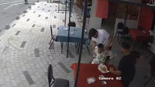 Zihinsel engelli bir kişiyi mahalle esnafı heimlich manevrasıyla kurtardı