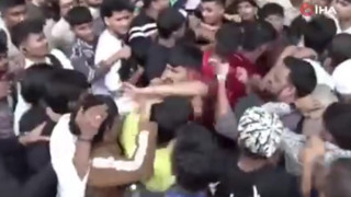 iPhone 17 kuyruğunda kavga; ortalık savaş alanına döndü