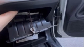 Otomobildeki gizli bölmeden uyuşturucu çıktı