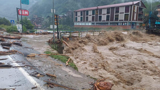 Karadeniz'i sel vurdu: Köprü yıkıldı, yollar kapandı!