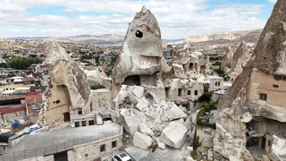 Kapadokya'da peribacası yıkıldı!