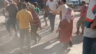 Taşlarla, sopalarla birbirlerine girip, ortalığı savaş alanına çevirdiler!