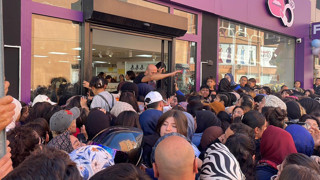 İndirimi duyan kapıya dayandı, bir şehir karıştı, polis de ne yapacağını şaşırdı!