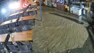 Karadeniz'i yutan selin şehre ilk geldiği an kamerada!