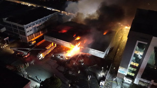 İstanbul'da korkutan yangın: Sevkiyat deposu küle döndü