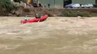 Karadeniz kabusu yaşarken onlar sel sularında rafting yaptı!