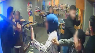 Okey masasını sallama bıçağı ile dağıttı