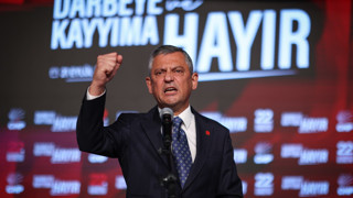 CHP'de Özgür Özel oyların tamamını alarak yeniden Genel Başkan seçildi