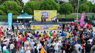 Küçükçekmece'de 90'lar konseptli yaza veda festivali büyük ilgi gördü