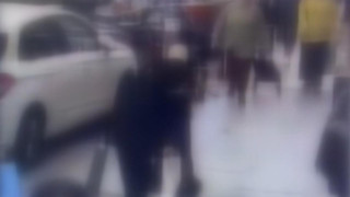 İstanbul'un göbeğinde güpegündüz kapkaç dehşeti: Biri elini tuttu, diğeri çaldı!