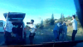 Trafikte dehşet anları! Taksiciyi takip edip, sopayla darbettiler