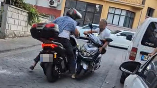 Sokak ortasında motosikletli magandaların bıçaklı kavgası kamerada