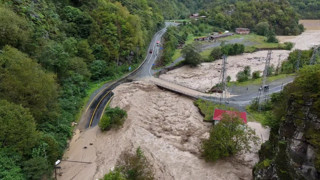 Rize'yi yutan çamur selinde ölüm kalım savaşının kahramanı onlar oldu!