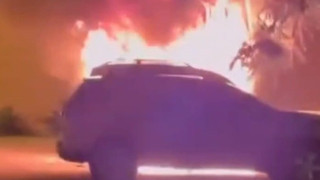 Otoparkta korkutan yangın: Peş peşe patlama meydana geldi