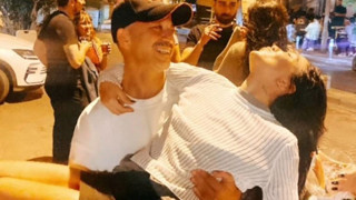 Yaz bitti aşklarını ilan ettiler... Ünlü oyuncu ile güzel şarkıcı sarmaş dolaş aşka geldi!