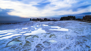 Her yıl milyonlarca turistin ziyaret ettiği Pamukkale ''Karakale''ye dönüşüyor!