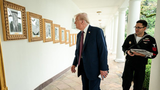 Trump yine yaptı yapacağını! Biden'ın fotoğrafını kaldırıp yerine bakın ne astırdı