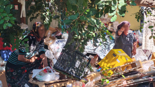 Belediye ekiplerinin çöp evdeki zor anları olay oldu: ''Hamileyim'', ''annemi öldürecekler''