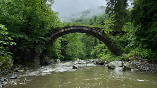 Türkiye'nin asırlara meydan okuyan tarihi taş köprü selde yıkıldı