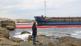 Karadeniz kıyılarında karaya oturan dev yük gemisi için alarm çanları çalmaya başladı!