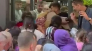 Üç kuruşluk indirim izdihama yol açtı... Kadınlar, çoluk çocuk birbirini ezdi!