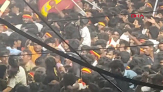 120 bin kişilik mitingde büyük facia: Birbirlerini ezdiler!