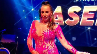 Sahneleri de Türkiye'yi de terk etmişti... Eşinden boşanan Asena'nın sahnelere dönüşü olay oldu