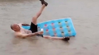 Millet deliye, biz akıllıya hasretiz: Tatil cennetimizdeki selde turistin garip eğlencesi kamerada!