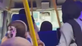 Minibüsün şoförü trafikte dehşet saçtı, yolcular neye uğradığını şaşırdı!