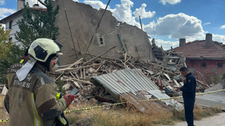 Ankara'da 3 katlı bina çöktü
