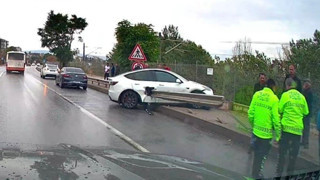 Kontrolden çıkan Tesla bariyere saplandı!
