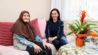 CHP'den AK Parti'ye geçen belediye başkan vekili soluğu Erdoğan'ın sütannesinin yanında aldı!