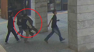 Gençlerden Nazım Hikmet ve Münevver Belen heykellerine tebessüm ettiren müdahale