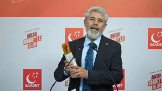 Kürsüye elinde tavuk dürüm ile çıkıp sordu: ''Bizim dürümlerimizi kim yiyor ?''