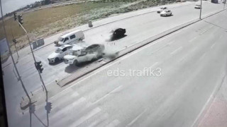 Kırmızı ışıkta katliam gibi tam gaz kaza anı kamerada: Araç ikiye bölündü; sürücüsü öldü!