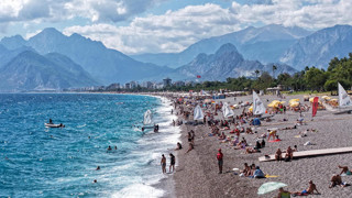 Türkiye'nin tatil cennetinde yaz geri döndü: Sahiller doldu!
