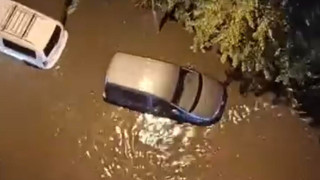 İstanbul'un yağmur hasreti sona erdi! Sokaklar göle döndü