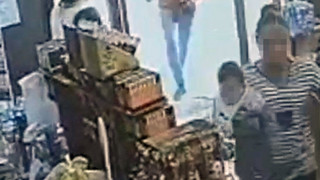 Bir kadın kucağında bebeği varken eski eşi olacak cani tarafından defalarca bıçaklandı!