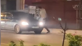 İstanbul'da trafik teröristi kamerada: Önce yumrukladı ardından bıçakla saldırdı!