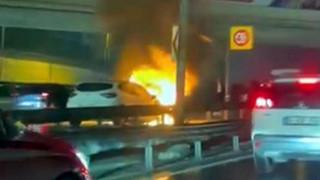 İstanbul trafiğinde korku dolu anlar: Seyir halindeyken alev topuna döndü!