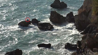 Deniz yükselince dalgaların ortasında ne yapacağını şaşırdı!