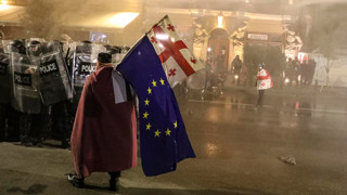 Seçim sonuçlarının ardından komşu ülke karıştı: Cumhurbaşkanlığı Sarayı'na girmeye kalkıştılar!