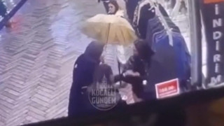 İran'ın ahlak polisleri gibi... Mini etekli genç kıza sokak ortasında kadın tacizi kamerada!