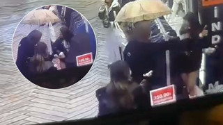 İran'ın ahlak polisleri gibi... Mini etekli genç kıza sokak ortasında kadın tacizi kamerada!