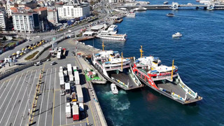 İstanbul'da korku dolu anlar: Feribot önce vapura sonra iskeleye çarptı
