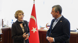 Ünlü yazar Ayşe Kulin CHP'ye katıldı